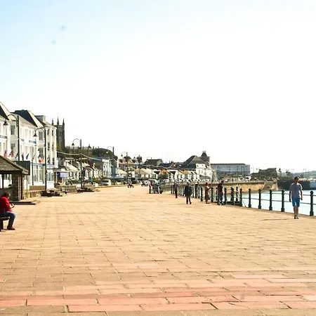 Large, Luxurious And Three Min Walk To Sea And Promenade